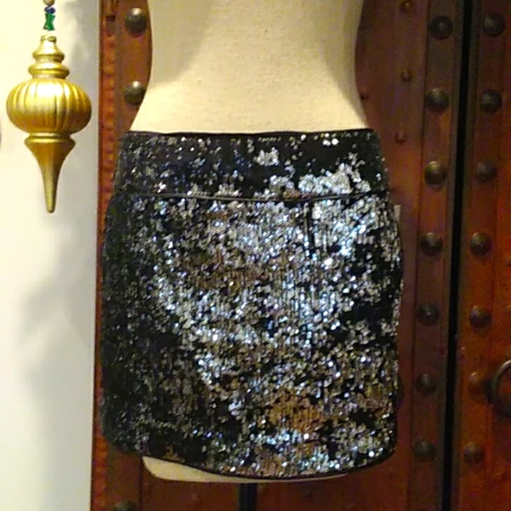 NWT FESTIVE BLACK/PEWTER SEQUIN MINI SKIRT. SIDE POCKETS. FULLY LINED. SZ S
